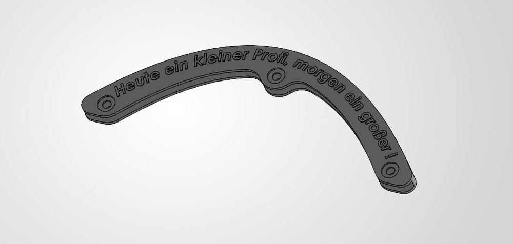 CAD-Rendering des gebogenen Bauteils mit eingravierter Schrift